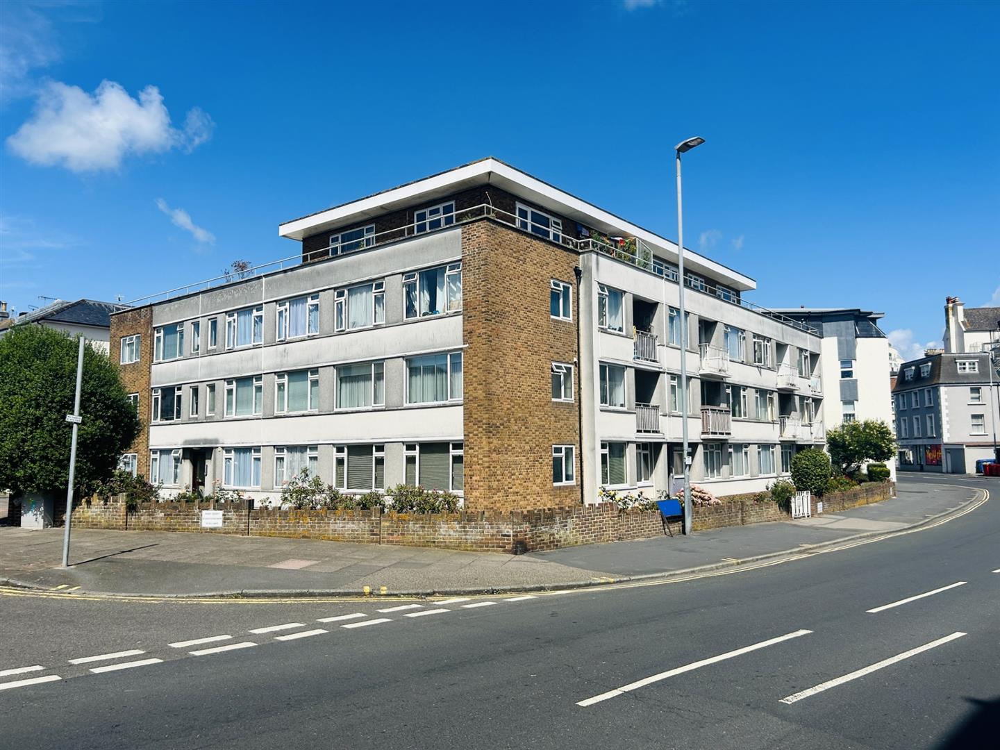 2 Bedroom Flat for Sale: £159,950. Bourneside Court, Seaside Road in Eastbourne, East Sussex